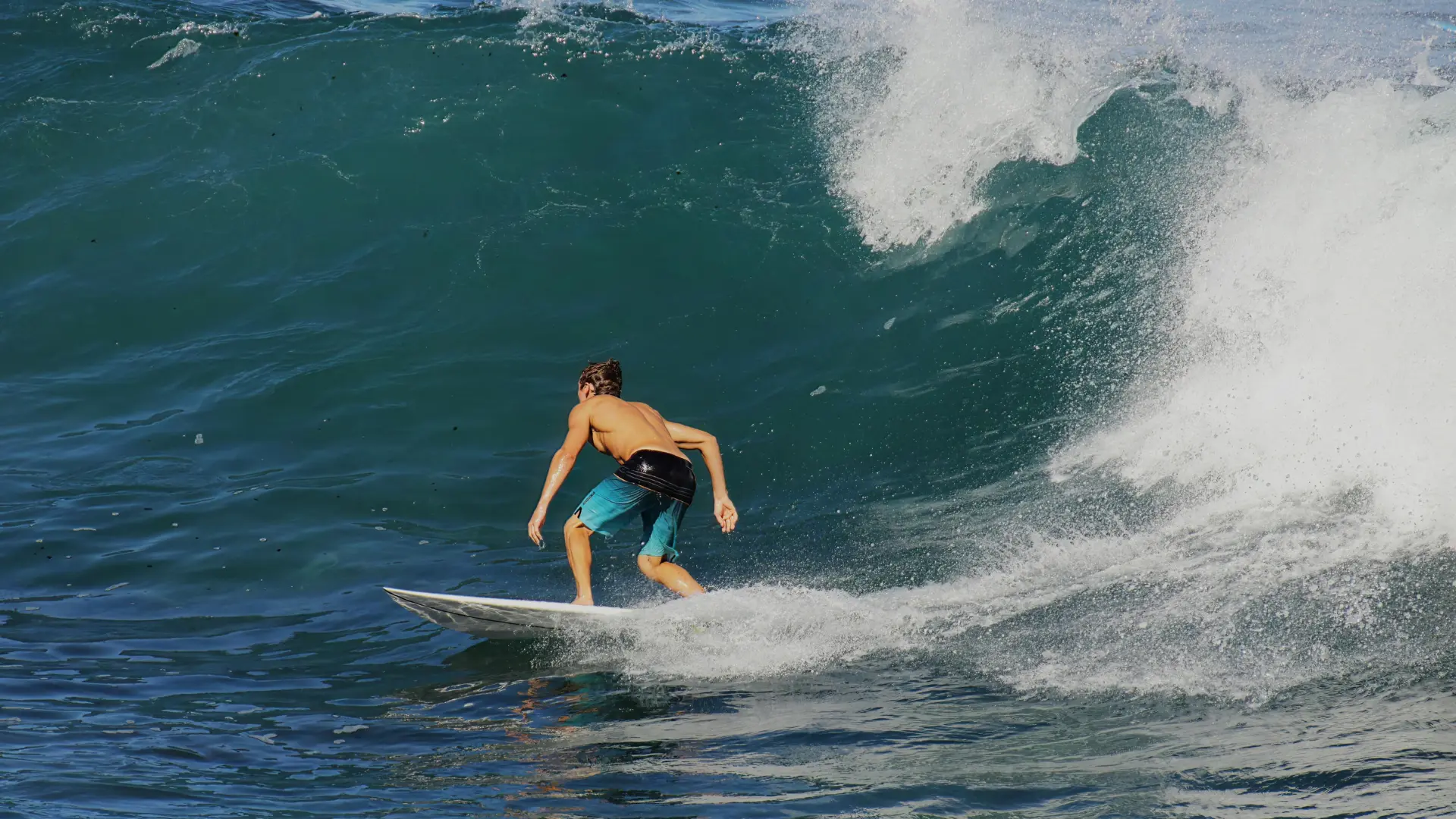 Goofy Foot Surfing Explained: How Riding Right-Foot Forward Can Boost Your Surf Style and Performance