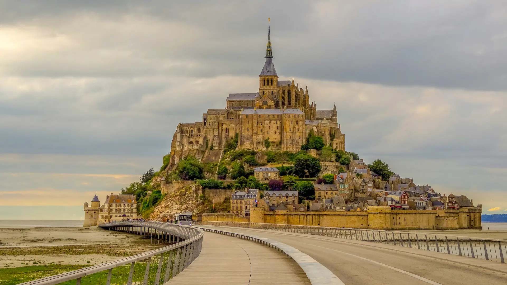 Normandy Travel Packages: How to Choose the Perfect French Getaway for History, Cuisine, and Coastal Charm